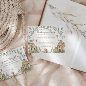 Puede incluir: Dos tarjetas con un tema de bosque. Una tarjeta dice "Diaper Raffle" y la otra dice "Books for Baby". Ambas tarjetas presentan una ilustraci&oacute;n caprichosa de una casa de hongos con un borde de vid verde.