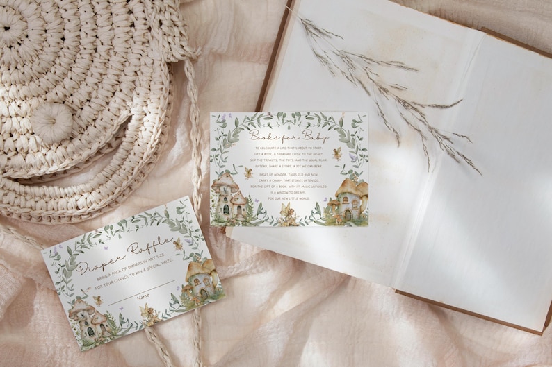Puede incluir: Dos tarjetas con un tema de bosque. Una tarjeta dice "Diaper Raffle" y la otra dice "Books for Baby". Ambas tarjetas presentan una ilustraci&oacute;n caprichosa de una casa de hongos con un borde de vid verde.
