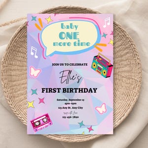 Peut inclure: Une invitation de fête de premier anniversaire rose et violette avec une cassette, un boombox et des étoiles. Le texte indique "baby one more time" et "Ellie's First Birthday".