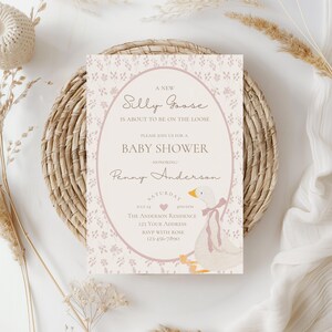 K&ouml;nnte beinhalten: Eine rosa und wei&szlig;e Babyparty-Einladung mit einer Cartoon-G&auml;nse-Illustration. Der Text lautet "Ein neuer Silly Goose ist im Anmarsch. Bitte feiern Sie mit uns eine Babyparty zu Ehren von Penny Anderson. Samstag, 21. Juli, 16:00-18:00 Uhr. The Anderson Residence, 123 Your Address. RSVP mit Rose, 123-456-7890."