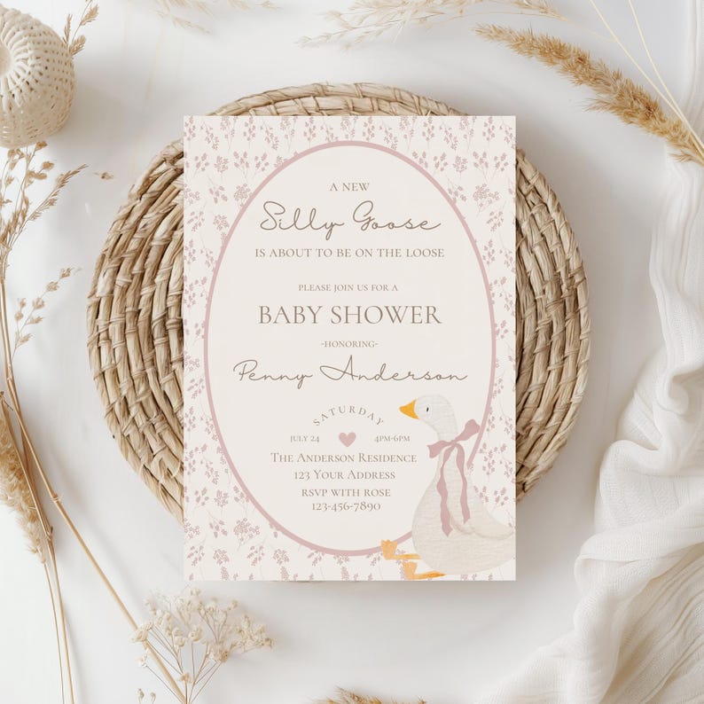 K&ouml;nnte beinhalten: Eine rosa und wei&szlig;e Babyparty-Einladung mit einer Cartoon-G&auml;nse-Illustration. Der Text lautet "Ein neuer Silly Goose ist im Anmarsch. Bitte feiern Sie mit uns eine Babyparty zu Ehren von Penny Anderson. Samstag, 21. Juli, 16:00-18:00 Uhr. The Anderson Residence, 123 Your Address. RSVP mit Rose, 123-456-7890."