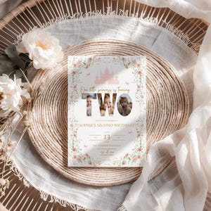 Può includere: Un invito di compleanno con un design floreale e castello. Il testo recita "Our little princess is turning TWO" con foto all'interno delle lettere. L'invito include il testo "Sophie's Second Birthday" e i dettagli dell'evento.
