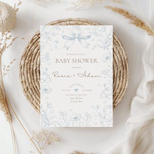 Convite elegante para chá de bebê em azul Toile De Jouy, convite para chá de bebê de menino, chá de bebê de urso, convite com laço, modelo EDITÁVEL, Canva