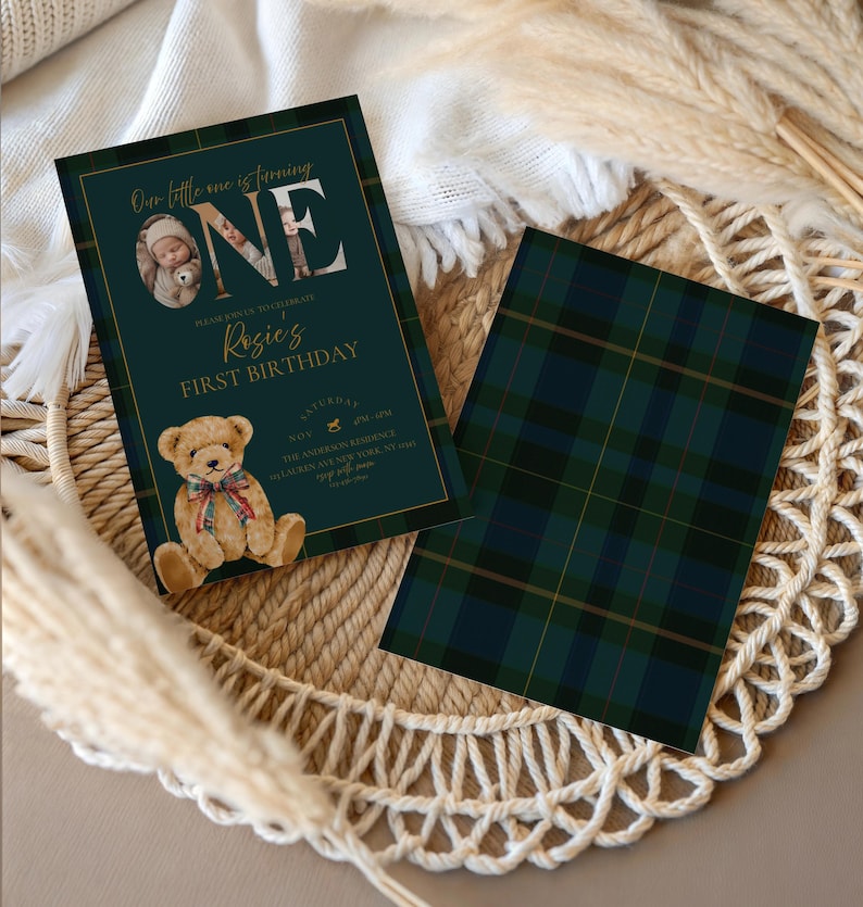 Puede incluir: Invitaci&oacute;n de primer cumplea&ntilde;os verde oscuro con detalles dorados. La invitaci&oacute;n presenta una foto, la palabra "ONE" y una ilustraci&oacute;n de oso de peluche. El reverso de la invitaci&oacute;n tiene un patr&oacute;n de cuadros verdes. La invitaci&oacute;n est&aacute; sobre una superficie tejida.