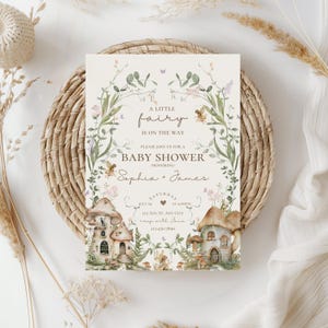 Pu&ograve; includere: Un invito a un baby shower con un tema fatato incantevole. L'invito presenta un'illustrazione ad acquerello di una casa di funghi con una fata e il testo "Una piccola fata &egrave; in arrivo. Unisciti a noi per un baby shower in onore di Sophia + James. Sabato 24 luglio alle 16:30. 123 Any St. Any City. RSVP con Jane 123-451-7890."
