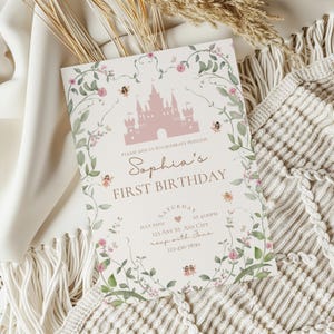 Op de afbeelding: Een roze en groene bloemen eerste verjaardagsinvitation met een roze kasteel en de tekst "Please join us to celebrate Princess Sophia's First Birthday. Zaterdag 19 juli om 16:00 uur, 123 Any St., Any City, RSVP met Jane, 123-456-7890."
