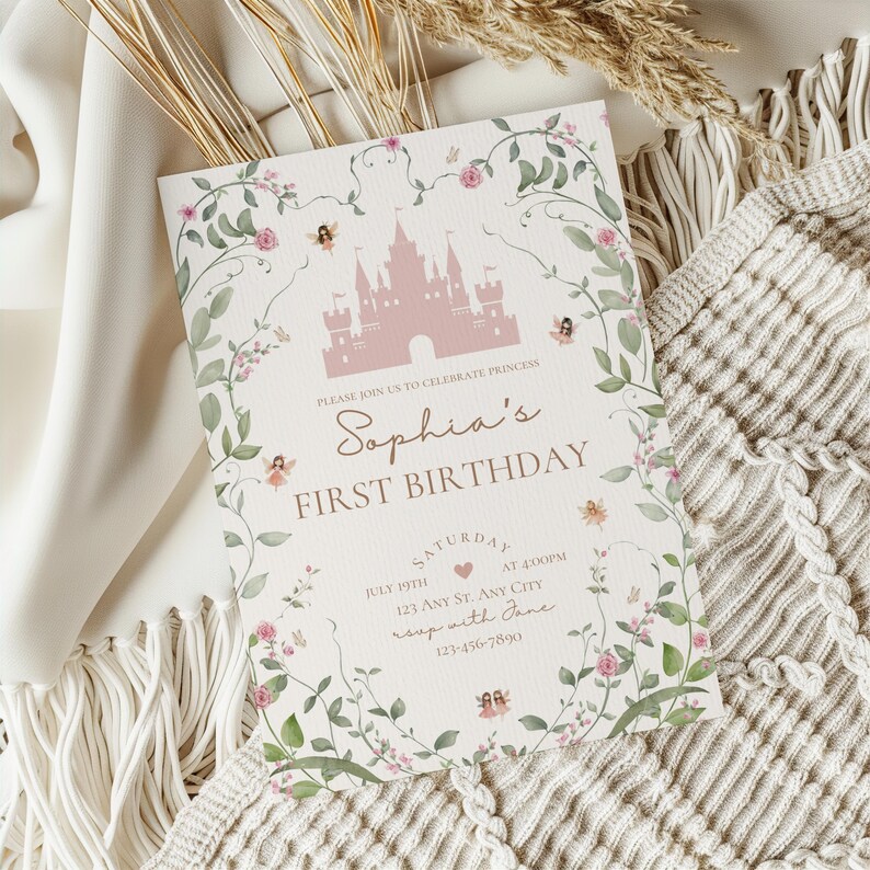 Op de afbeelding: Een roze en groene bloemen eerste verjaardagsinvitation met een roze kasteel en de tekst "Please join us to celebrate Princess Sophia's First Birthday. Zaterdag 19 juli om 16:00 uur, 123 Any St., Any City, RSVP met Jane, 123-456-7890."