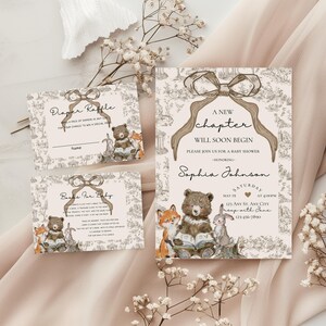 Op de afbeelding: Een baby shower uitnodiging met een bos thema. De uitnodiging toont een bruine beer, een vos en een konijn die een boek lezen. De tekst op de uitnodiging luidt: "Een nieuw hoofdstuk begint binnenkort. Doe mee met ons voor een baby shower ter ere van Sophia Johnson. Zaterdag 19 mei om 16:00 uur. 123 Any St. Any City. RSVP met Jane 123-456-7890."