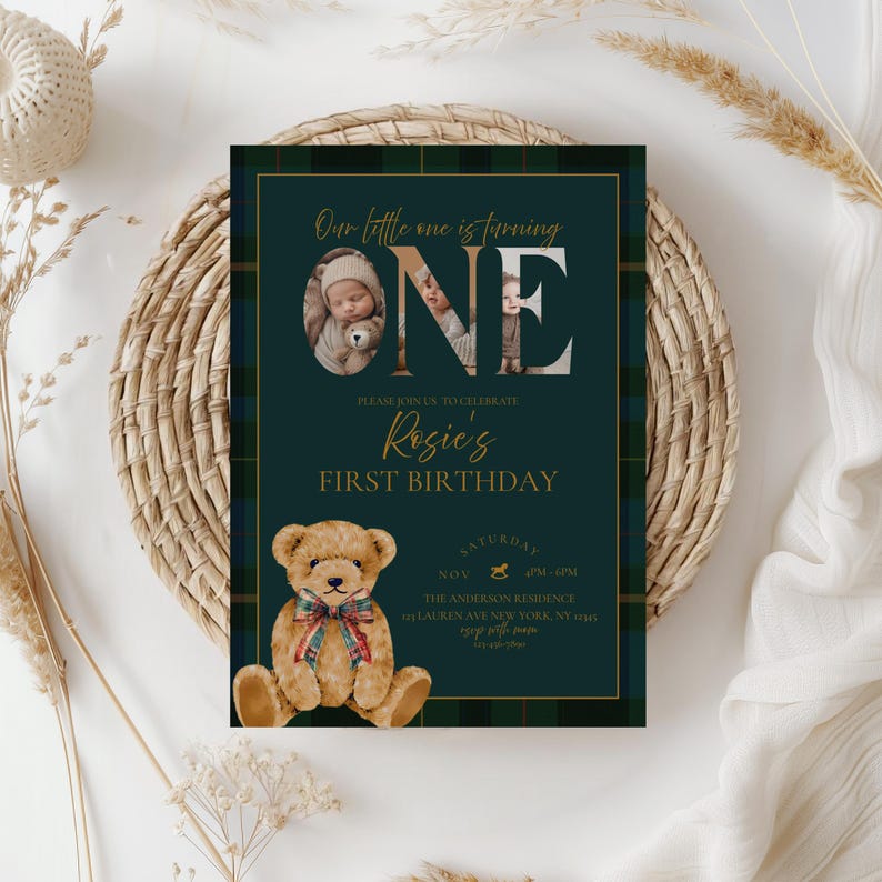 Puede incluir: Una invitaci&oacute;n de cumplea&ntilde;os verde oscuro y dorada con una ilustraci&oacute;n de oso de peluche. La invitaci&oacute;n dice "Our little one is turning ONE" con una foto de beb&eacute;. Tambi&eacute;n se incluye el texto "Rosie's First Birthday".