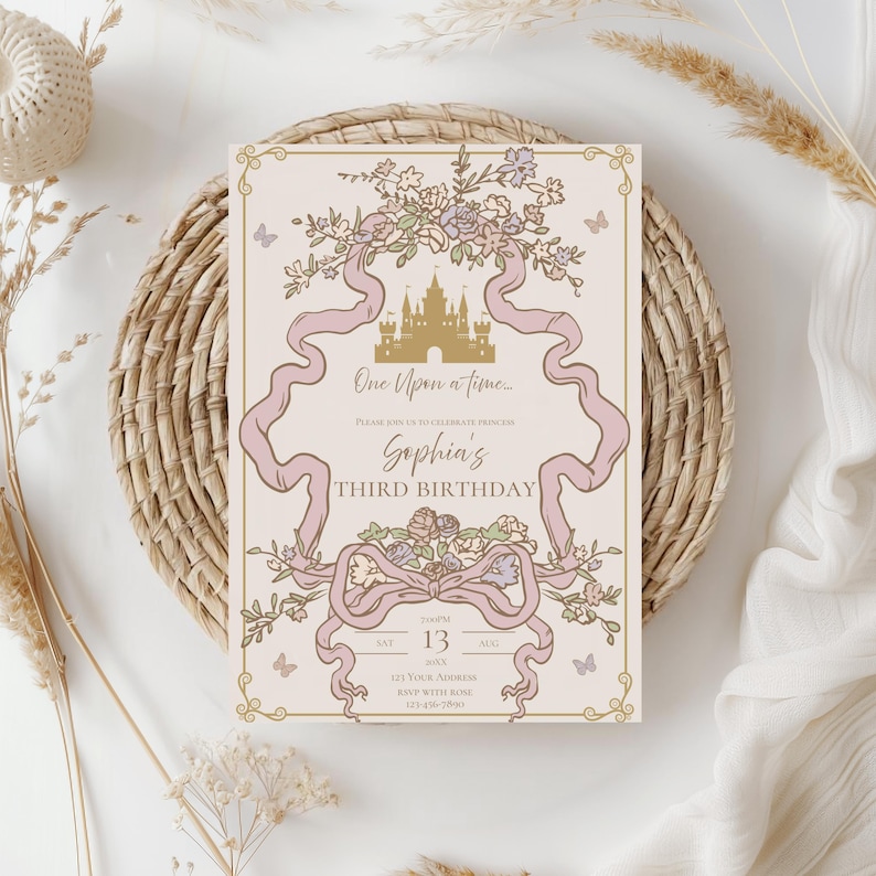 K&ouml;nnte beinhalten: Eine hellrosa Geburtstagseinladung mit floralen und Bandakzenten. Die Einladung tr&auml;gt den Text "One Upon a time... Sophia's Third Birthday" und enth&auml;lt Datum, Uhrzeit und Adresse.