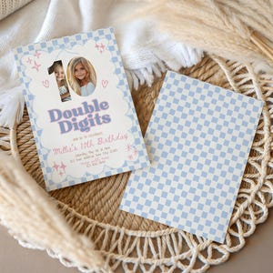 Könnte beinhalten: Eine hellblaue und weiße Geburtstagseinladung mit dem Text "Double Digits" und einem Foto eines jungen Mädchens. Die Einladung hat einen karierten Rand und eine passende Rückseite. Der Text lautet "Millie's 10th Birthday".