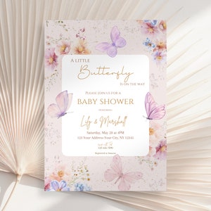 以下が含まれることがあります： 蝶と花のアクアレルデザインが施されたピンクのベビーシャワーの招待状。テキストには「A Little Butterfly is on the Way」と記載されており、日付、時間、場所などのイベントの詳細が含まれています。