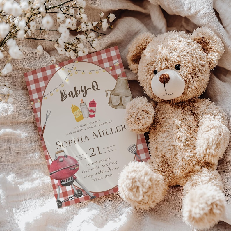Op de afbeelding: Een rood-wit geblokte babyshower-uitnodiging met de tekst "Baby-Q" en "Sophia Miller". De uitnodiging bevat ook een grill, een fles ketchup, een fles mosterd en een babyfles. De uitnodiging is op een witte achtergrond met een teddybeer.