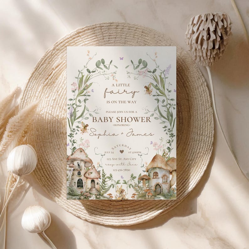 Pu&ograve; includere: Un invito a un baby shower con un tema fatato incantevole. L'invito presenta un'illustrazione ad acquerello di una scena boschiva con funghi, fiori e farfalle. Il testo recita "Una piccola fata &egrave; in arrivo" e "Unisciti a noi per un baby shower in onore di Sophia + James".