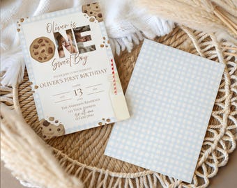 Può includere: Invito per il primo compleanno con un motivo a quadri vichy azzurro e bianco, con il testo "Oliver is ONE Sweet Boy". Il design include una foto, illustrazioni di biscotti e dettagli dell'evento. È presente anche una carta bianca.