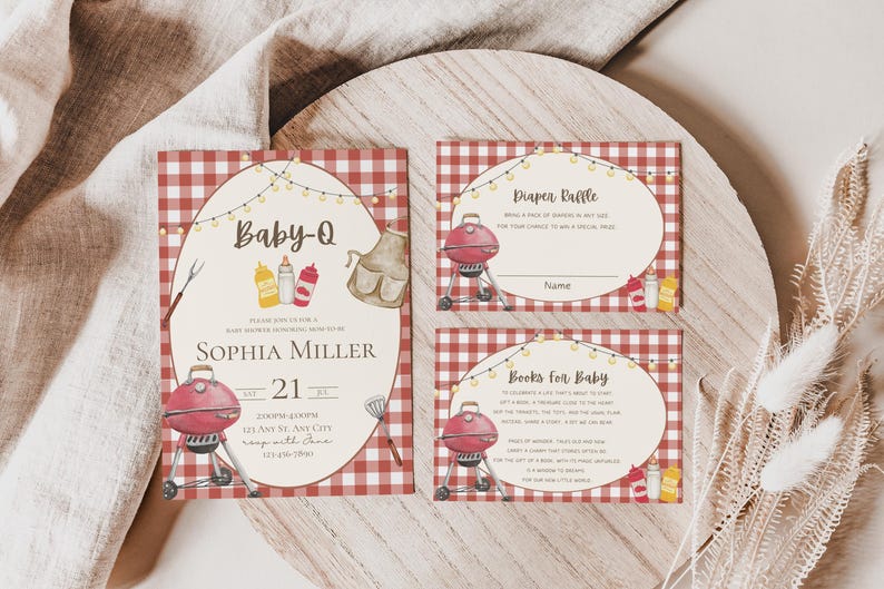 Op de afbeelding: Rode en witte gingham-gepatroneerde babyborrel-uitnodigingskaarten met een rode grill, mosterdflessen en een bruine schort. De tekst op de kaarten luidt "Baby-Q", "Sophia Miller", "21", "Luierspel" en "Boeken voor baby".