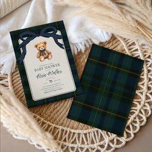 Puede incluir: Invitación a un baby shower con una ilustración de oso de peluche y un lazo azul marino sobre un fondo a cuadros verde y marino. La invitación incluye el texto "Baby Shower" y el nombre "Rosie Walker".