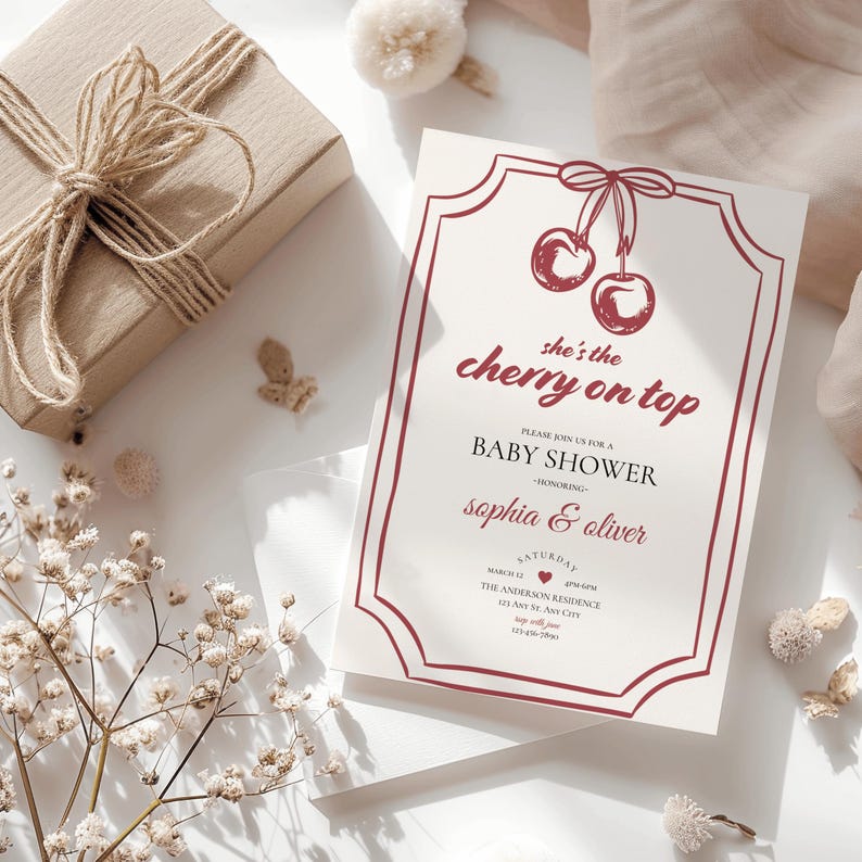 Op de afbeelding: Een rode en witte babyborrel uitnodiging met een kers op de top ontwerp. De uitnodiging luidt "She's the cherry on top" en bevat de namen "Sophia & Oliver".