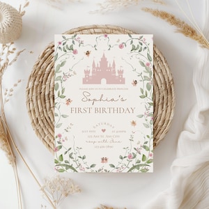 Op de afbeelding: Een roze en groene bloemen eerste verjaardagsinvitation met een roze kasteel silhouet en de tekst "Please join us to celebrate Princess Sophia's First Birthday. Zaterdag 19 juli om 16:00 uur, 123 Any St. Any City, RSVP met Jane, 123-456-7890."
