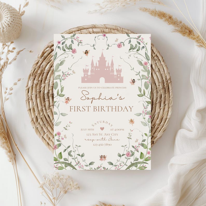 Op de afbeelding: Een roze en groene bloemen eerste verjaardagsinvitation met een roze kasteel silhouet en de tekst "Please join us to celebrate Princess Sophia's First Birthday. Zaterdag 19 juli om 16:00 uur, 123 Any St. Any City, RSVP met Jane, 123-456-7890."