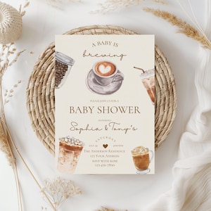 Könnte beinhalten: Eine Babyparty-Einladung mit Kaffeethema. Die Einladung ist beige mit braunem Text und Illustrationen von Kaffeetassen und Kaffeebohnen. Der Text lautet "A baby is brewing, Please join us for a baby shower, Sophia & Tony's, Saturday, July 24, 4:00-6:00pm, The Anderson Residence, 123 Your Address, RSVP with Rose, 123-456-7890."