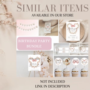 Op de afbeelding: Een roze en witte verjaardagsfeestbundel met een bloemenmotief. De bundel bevat een banner, cupcaketoppers, bedankkaartjes en een welkomstbord. De tekst op het bord zegt "Welkom op Addisons tweede verjaardagsfeest".