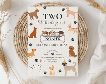Può includere: Un invito beige con un motivo a forma di impronta di zampa. Il testo recita "TWO let the dogs out" e "NOAH'S SECOND BIRTHDAY". La carta include anche un'illustrazione di cani e un osso.