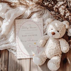 K&ouml;nnte beinhalten: Eine rosa und wei&szlig;e Babyparty-Einladung mit einem Blumendesign und einer Cartoon-Gans. Die Einladung lautet "A New Silly Goose is About to Be on the Loose. Please Join Us for a Baby Shower Honoring Penny Anderson. Saturday, July 28, 2023, 2:00 PM. The Anderson Residence [Your Address] RSVP with Rose 123-457-890".