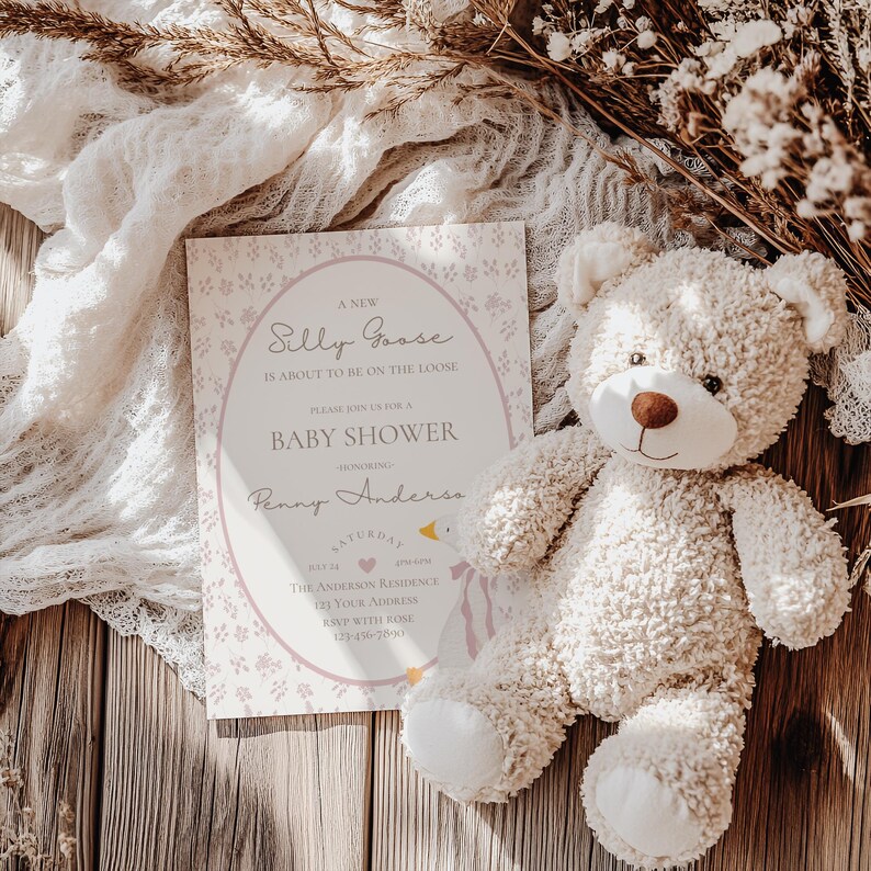 K&ouml;nnte beinhalten: Eine rosa und wei&szlig;e Babyparty-Einladung mit einem Blumendesign und einer Cartoon-Gans. Die Einladung lautet "A New Silly Goose is About to Be on the Loose. Please Join Us for a Baby Shower Honoring Penny Anderson. Saturday, July 28, 2023, 2:00 PM. The Anderson Residence [Your Address] RSVP with Rose 123-457-890".