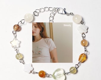 Pulseira artesanal de miçangas: bege, marrom e verde.