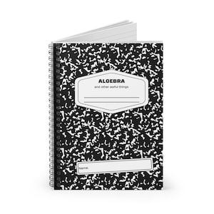 Peut inclure: Cahier à spirales noir et blanc. La couverture présente un motif de cahier classique avec les mots "ALGEBRA and other awful things" imprimés dans un rectangle blanc.