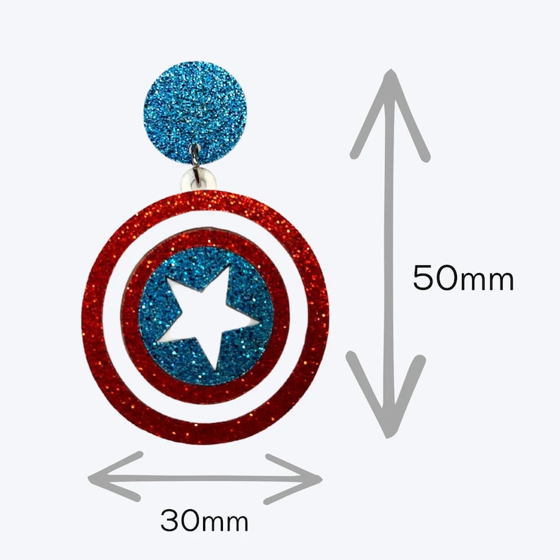 Puede incluir: Pendientes de escudo de Capit&aacute;n Am&eacute;rica con purpurina roja, blanca y azul. El escudo tiene un di&aacute;metro de 7,6 cm y los pendientes miden 5 cm de largo.