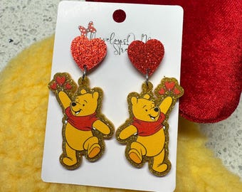 Boucles d'oreilles pendantes Winnie l'ourson - Bijoux en acrylique légers - Acier inoxydable hypoallergénique - Cadeau de rallonge de poisson - Poteaux scintillants rouges