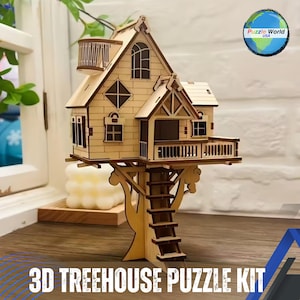 Puede incluir: Un kit de rompecabezas 3D de una casa en el árbol de madera. La casa en el árbol presenta múltiples niveles, balcones y una escalera, todo hecho de madera clara. El texto "3D TREEHOUSE PUZZLE KIT" se muestra en la parte inferior de la imagen.