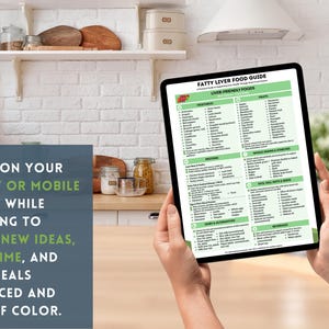 Puede incluir: Una tableta muestra una "Gu&iacute;a de alimentos para el h&iacute;gado graso" con un dise&ntilde;o verde y blanco. El texto de la tableta incluye listas de alimentos saludables para el h&iacute;gado. El fondo muestra una cocina con estantes, frascos y el texto "&Uacute;SELO EN SU TABLETA O TEL&Eacute;FONO M&Oacute;VIL..."