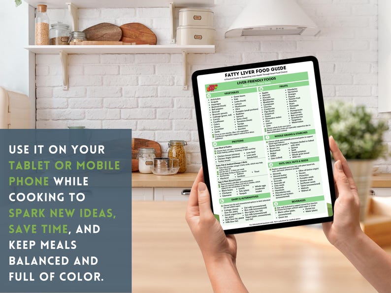 Puede incluir: Una tableta muestra una "Gu&iacute;a de alimentos para el h&iacute;gado graso" con un dise&ntilde;o verde y blanco. El texto de la tableta incluye listas de alimentos saludables para el h&iacute;gado. El fondo muestra una cocina con estantes, frascos y el texto "&Uacute;SELO EN SU TABLETA O TEL&Eacute;FONO M&Oacute;VIL..."
