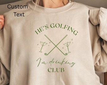 Er ist Golf Sweatshirt, Golf Saison Pullover, Golfer Frau Rundhalsausschnitt, Golf Mutter, Golf Spieler für Mutter, Golf Liebhaber Pullover Personalisiert