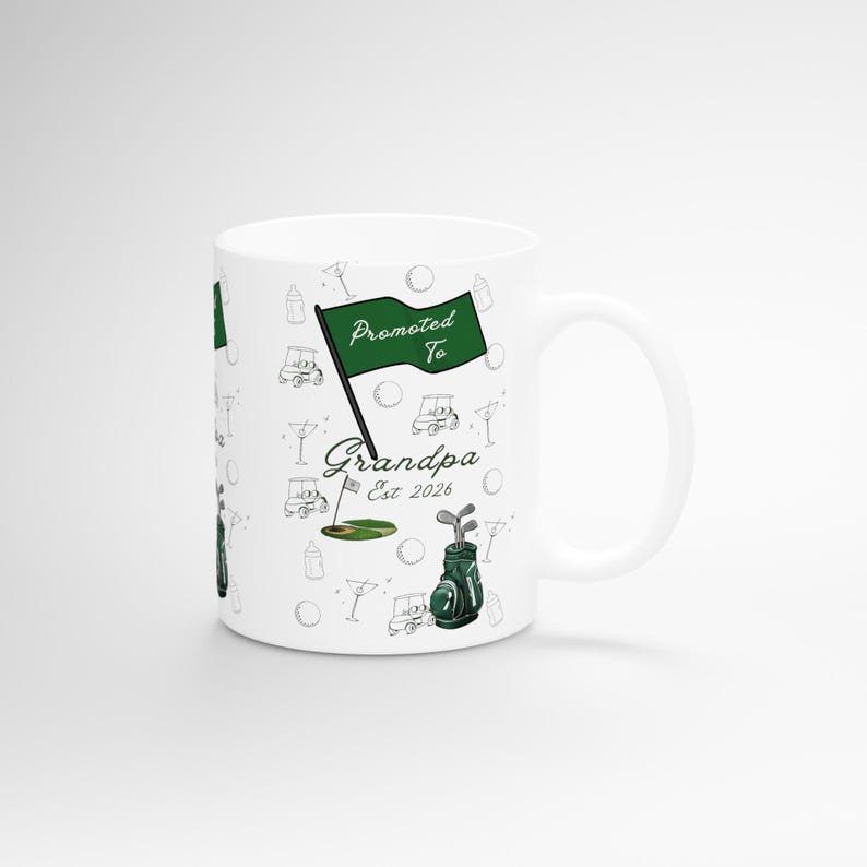 Op de afbeelding: Witte keramische mok met een golfthema. De mok heeft een groene vlag met de tekst "Promoted To Grandpa Est 2026". De mok heeft ook illustraties van golfballen, golfkarren en golftassen.