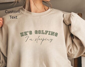 Er ist Golf Sweatshirt, Golf Saison Pullover, Golfer Frau Rundhalsausschnitt, Golf Mutter, Golf Spieler für Mutter, Golf Liebhaber Pullover Personalisiert