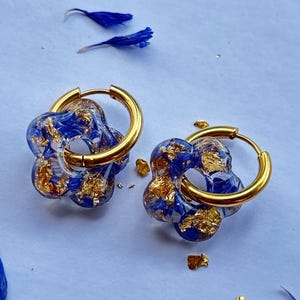 クレオールフラワーイヤリング - ステンレススチールフープイヤリング - ユニークな作品 - 樹脂の花 - 女性へのギフト - 彼女へのギフト - ノベルティ