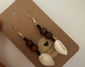 Boucles d’oreilles en bois et coquillage cori pendantes