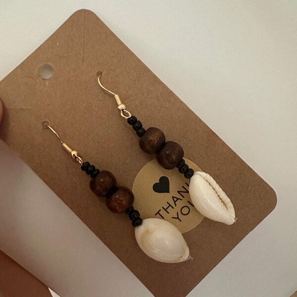 Boucles d’oreilles en bois et coquillage cori pendantes