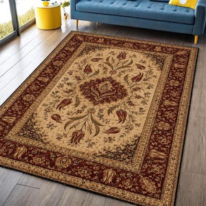 Puede incluir: Una alfombra rectangular con un medallón central y un borde ancho en rojo intenso y beige. El diseño incluye motivos florales intrincados, específicamente tulipanes estilizados y enredaderas, distribuidos por todo el campo beige claro.