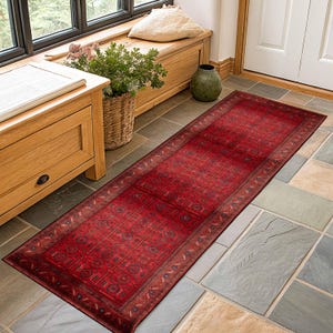 Può includere: Un cartello in legno rustico con la scritta "Welcome to our home" in stile scritto a mano. Il cartello presenta una finitura invecchiata e un design semplice e accogliente, ideale per un portico.