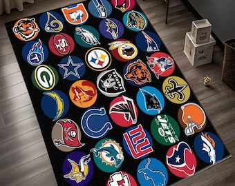 Puede incluir: Alfombra rectangular negra con numerosos logotipos circulares de equipos de fútbol americano. Cada logotipo tiene un diseño y color diferentes, sobre un fondo negro. La alfombra está colocada sobre un suelo de madera.