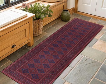 Puede incluir: Una alfombra larga y rectangular con un fondo rojo oscuro y un patrón repetitivo de formas de diamante azules. La alfombra tiene un borde detallado y está colocada sobre un suelo de baldosas, adecuada para un pasillo o entrada.