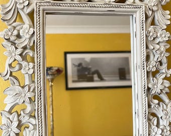 Laura Ashley Wandspiegel mit weißem Blumenmuster | Vintage-Shabby-Chic-Rahmen mit Schnitzereien | Romantisches Landhaus-Dekor | Wandspiegel im französischen Landhausstil