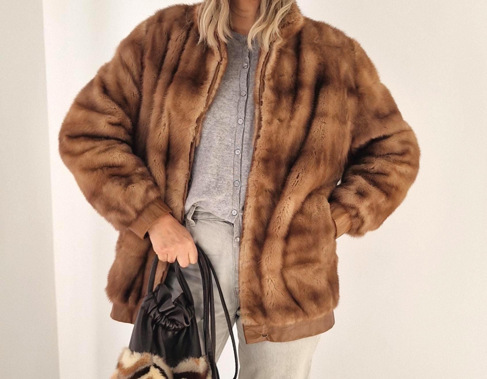ジャケット GIOVI FW23 Mink fur bomber jacket (P2303V/2SABBIA) Mink Fur Bomber for Men with Zip-Up Front