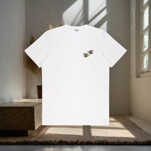 T-Shirt Bees Soft Embroidered Cotton Animal Cute Design Casual Comfort Wear Vibrant Fashion Nature-Inspired Unisex Honey White