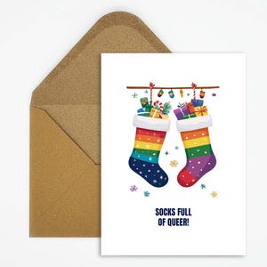 Tarjeta navideña LGBTQ con el texto "Socks Full of Queer" con motivo de medias navideñas arcoíris, postal festiva y humorística del Orgullo